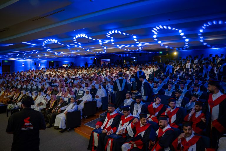 لحظة تكريم خريج على مسرح احترافي مع تنظيم دقيق لحركة الخريجين