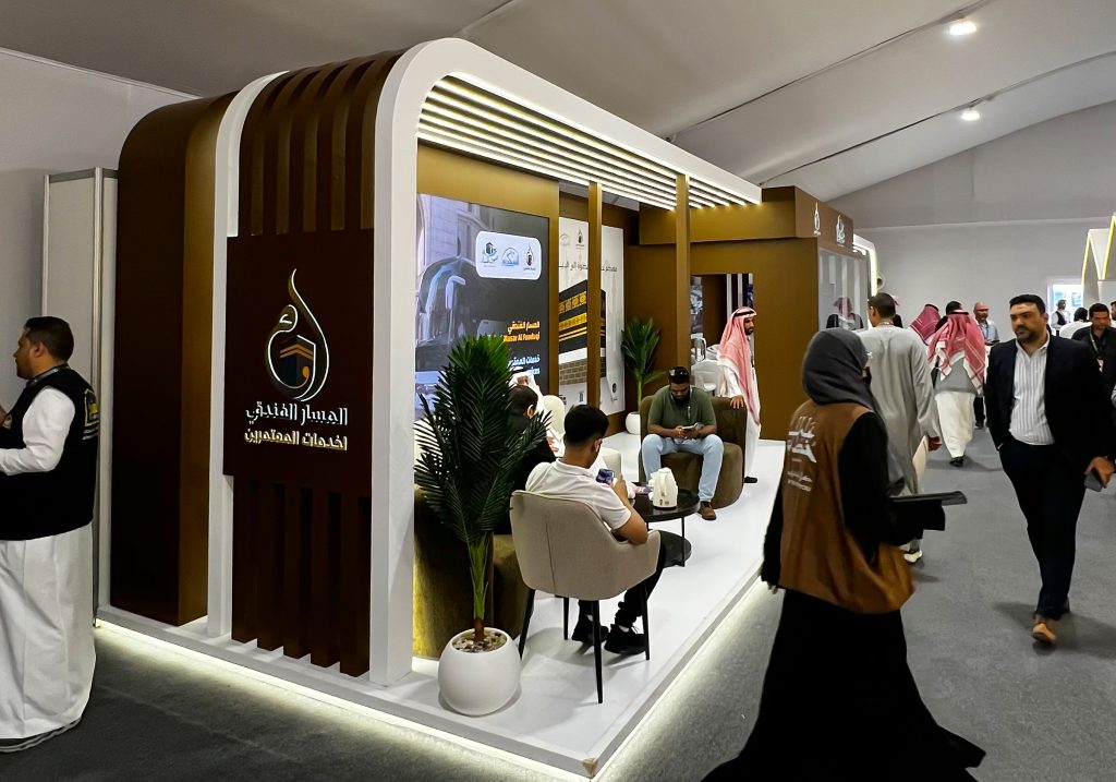 تصميم وتنفيذ جناح شركة المسار الفندقي خدمات المعتمرين بمنتدى العمرة والزيارة 2026 بالمدينة المنورة