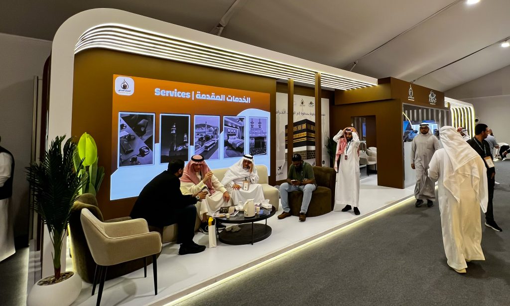 تصميم وتنفيذ جناح شركة المسار الفندقي خدمات المعتمرين بمنتدى العمرة والزيارة 2026 بالمدينة المنورة