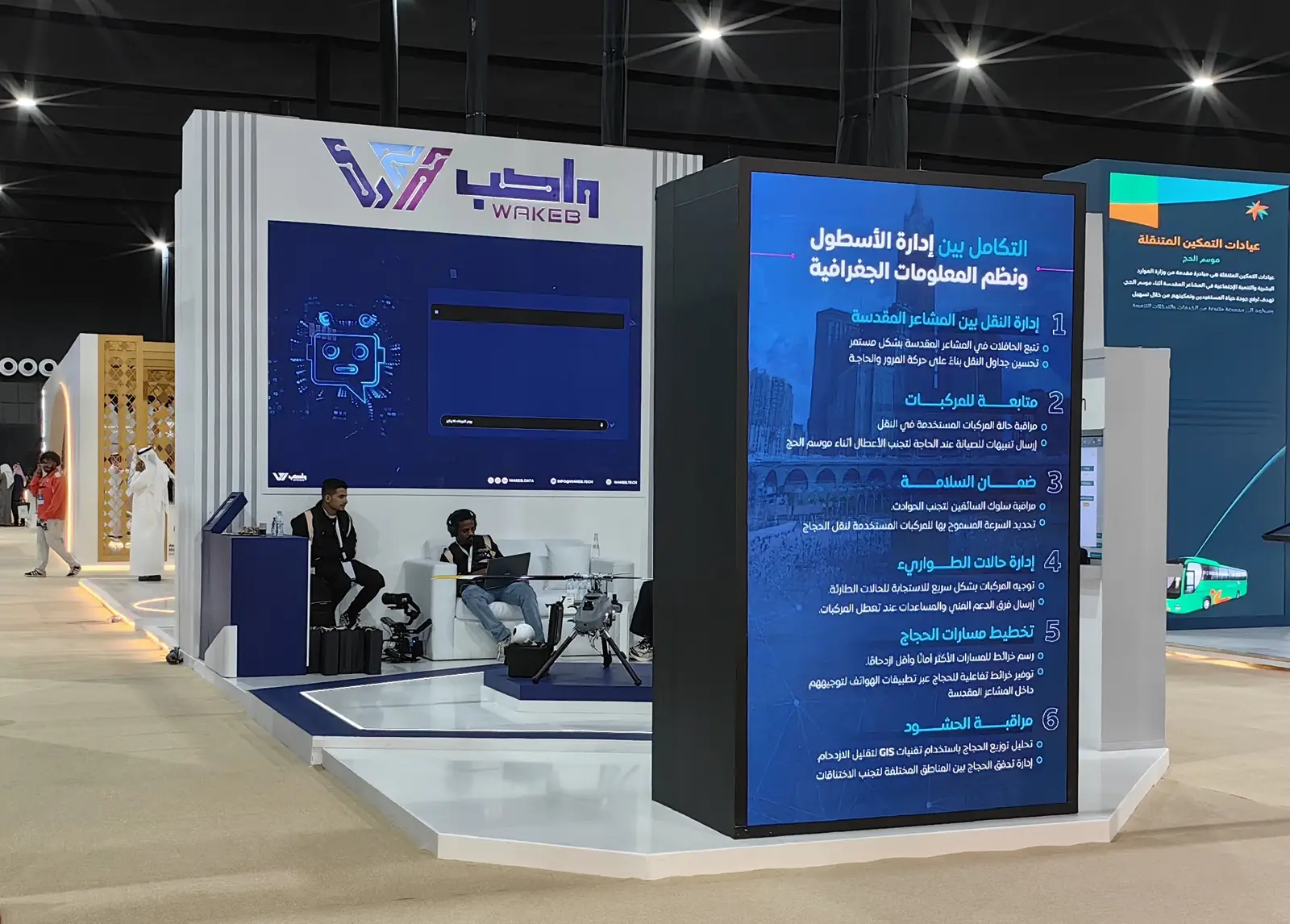 شاشة عرض رقمية كبيرة داخل جناح تقني من تنفيذ الرؤية العميقة