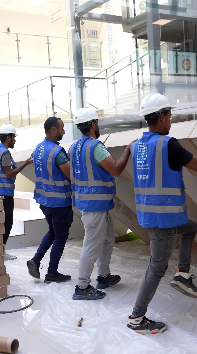 فريق الرؤية العميقة يعمل بروح واحدة أثناء تركيب هيكل الجناح